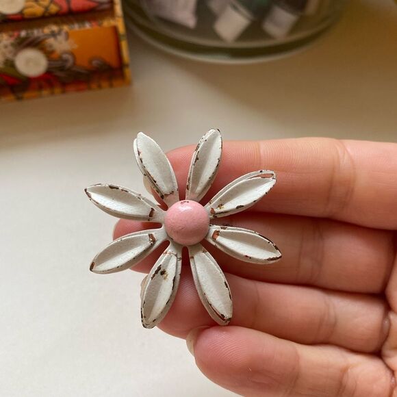 Vintage Retro White and Pink Flower Brooch - Flower Power Pin - Picture 3 of 5